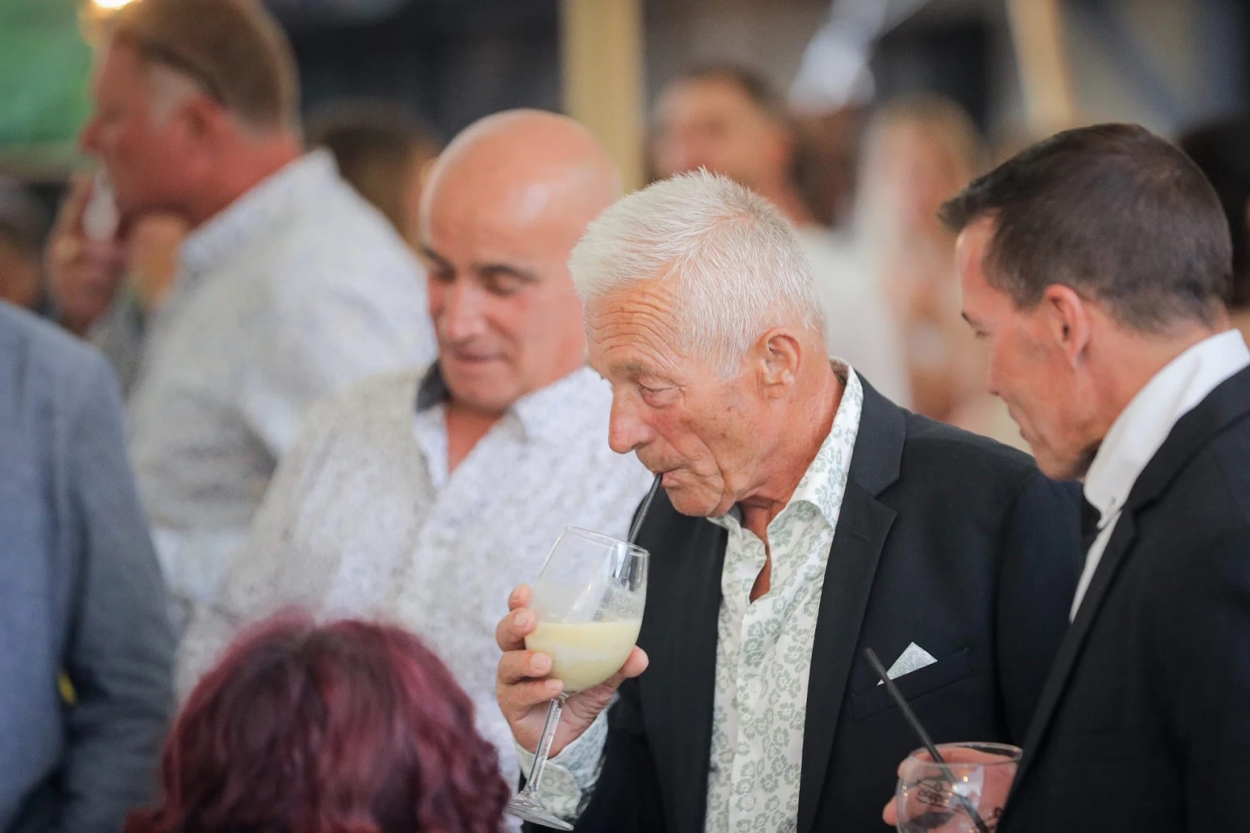 Invité dégustant un cocktail FOSA