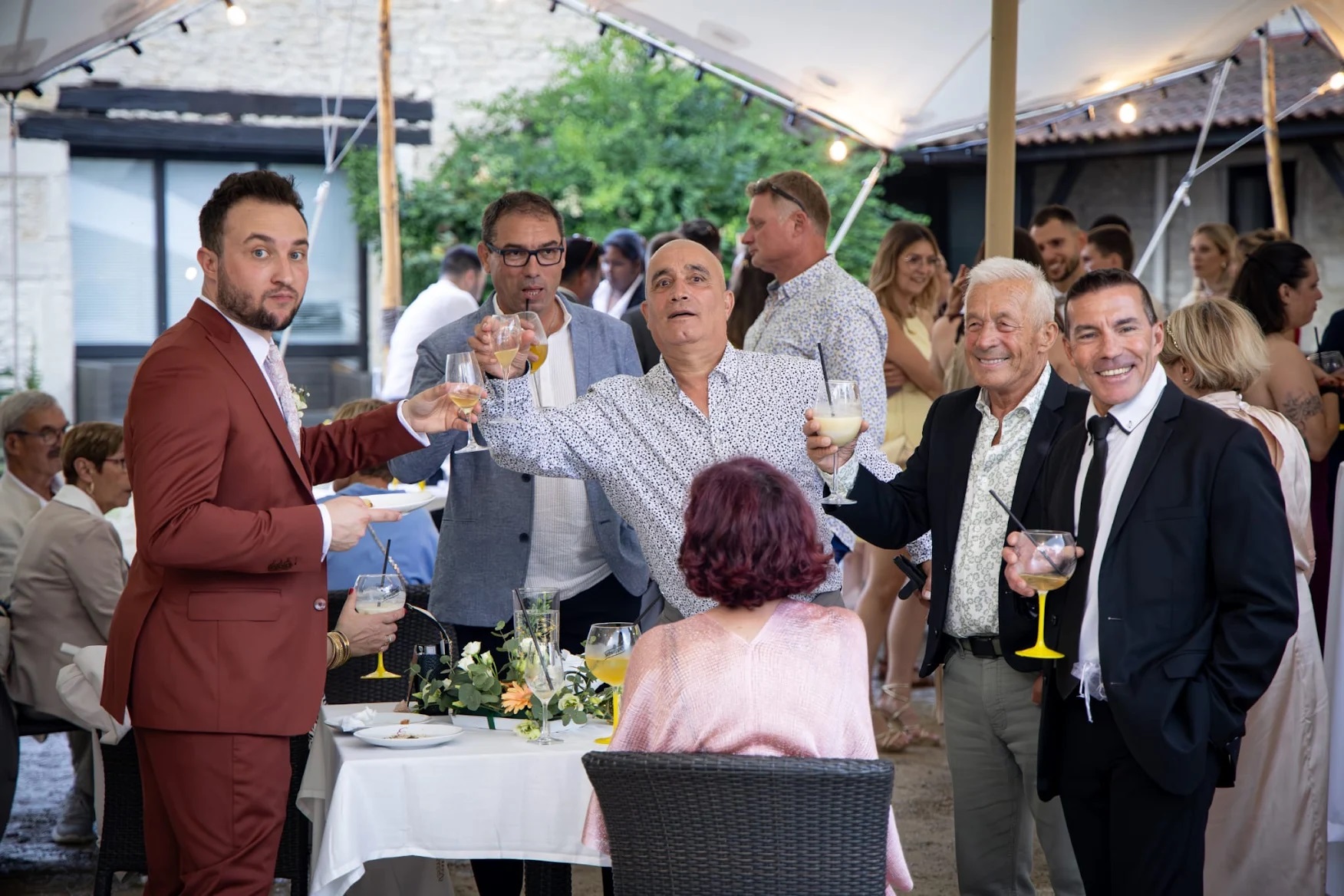 Invités levant leurs verres lors d'un vin d'honneur FOSA Indigo Spirits